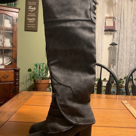 Knee high charcoal suede boots - Picture 4 of 7